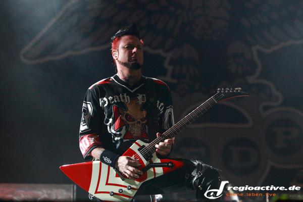 Ein harter Schlag - Fotos: Five Finger Death Punch live bei Rock im Revier 2015 